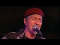 Bill Deraime - assis sur le bord de la route