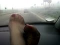 PIEDI VELATI DI NYLON GRIGIO 15 DEN SUL CRUSCOTTO DELL'AUTO