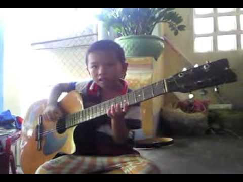 Cậu bé 5 tuổi chơi guitar cực đỉnh