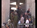 شاب فلسطيني يصفع جندي اسرائيلي على وجهه