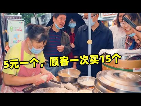 重庆最费力的地摊小吃,60岁奶奶坚持营业16年,冒牌学徒竞相模仿!