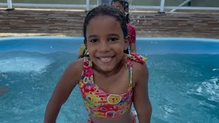 Brincadeiras Na Piscina. Tomando Banho De Piscina Com As Amigas