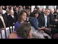 Video Malia's Photobomb Fail During President and Michelle Obama Kiss for Camera