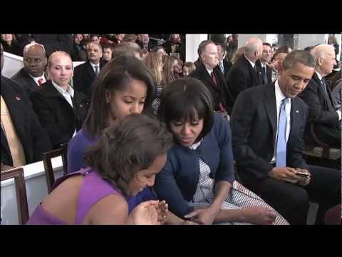 Malia's Photobomb Fail During President and Michelle Obama Kiss for Camera