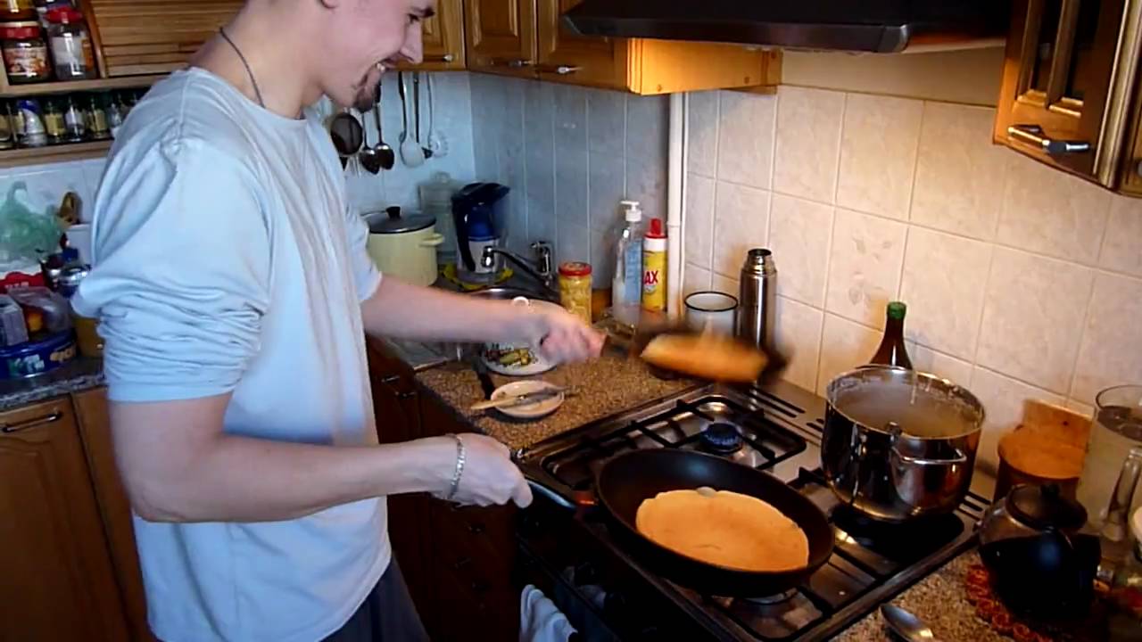 Муж готовит рагу и жарит жену