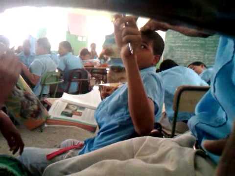 El en contrao abajo de una mesa singando