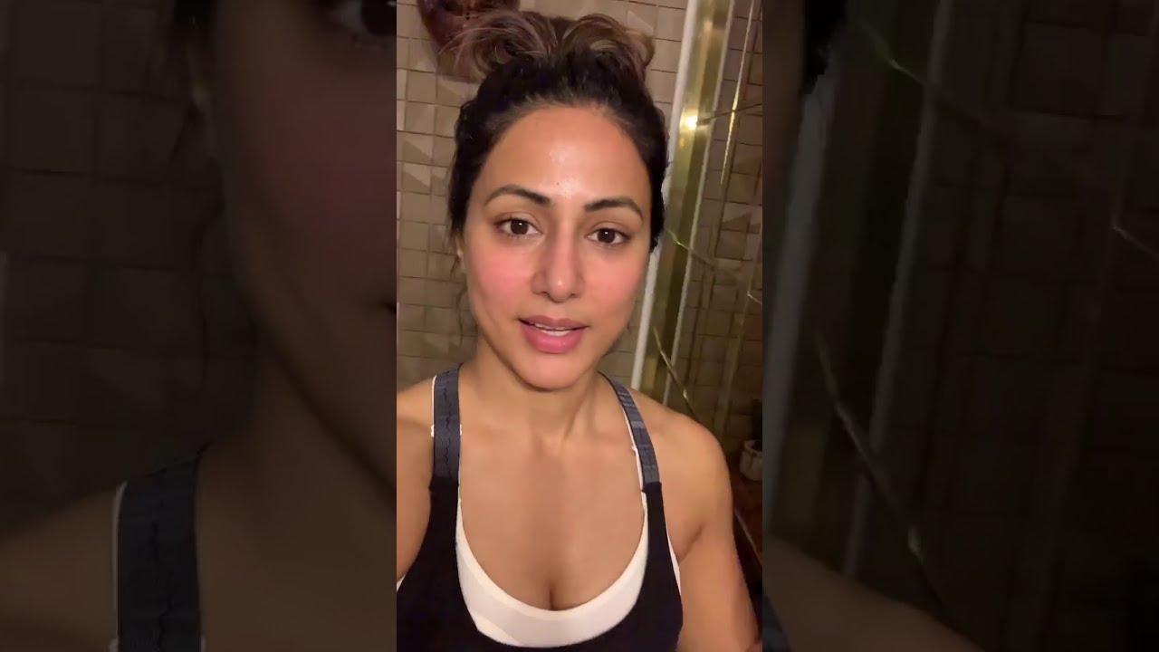 Hina Khan Showing Hot Sexy Navel Cleavage On Her Show 1