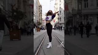 Melodi Özerdem Kızılay Meydanında Cesur Dans