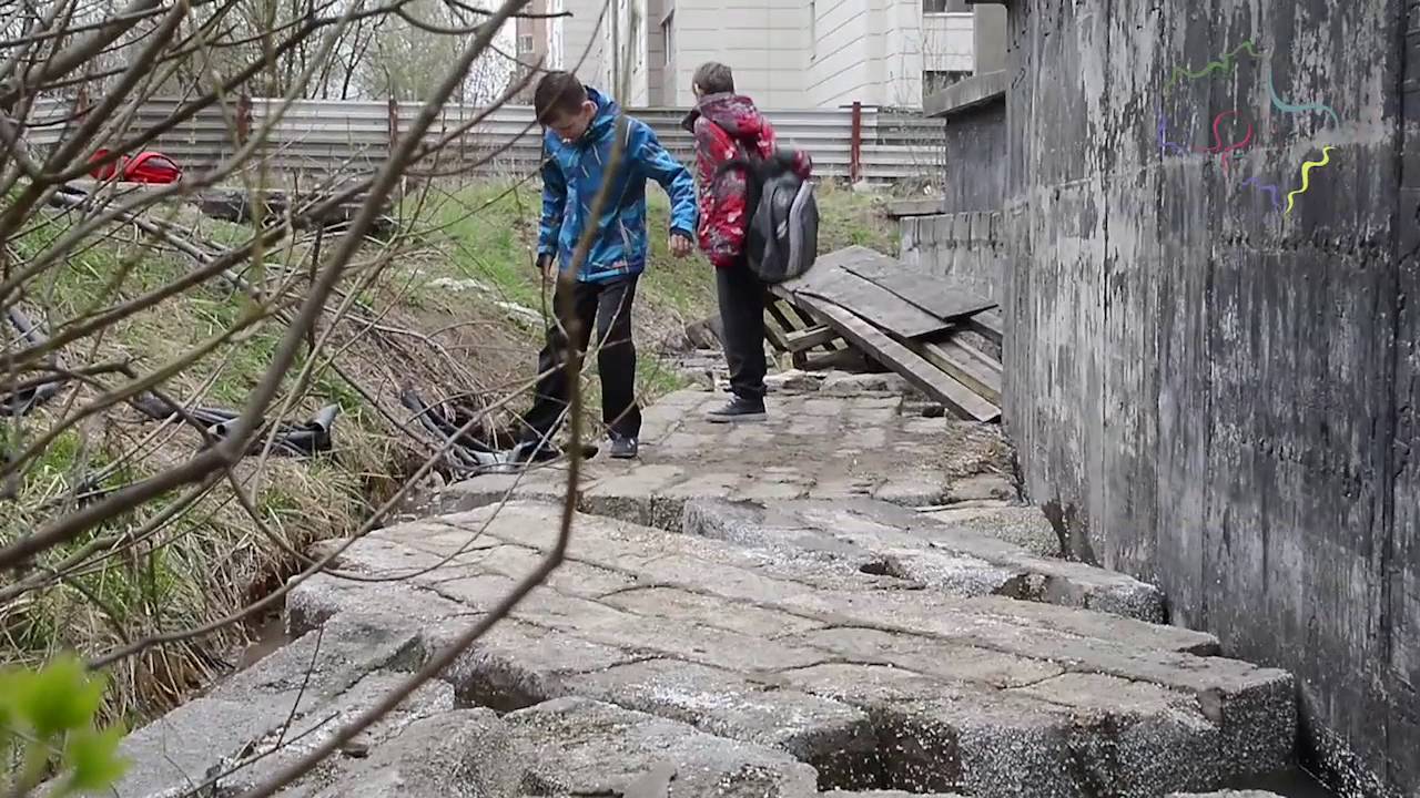 Оголенная блондинка прогуливается по заброшенной стройке