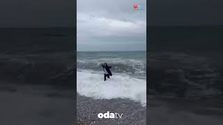 Oyuncu Melis Sezen Soğuk Havaya Aldırış Etmeden Silivride Kıyafetleriyle Denize Girdi