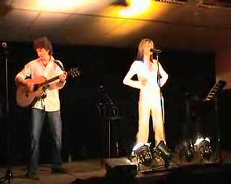 BETTY chaussende ET JEFF dans le port d'amsterdam guitare et voix ++++