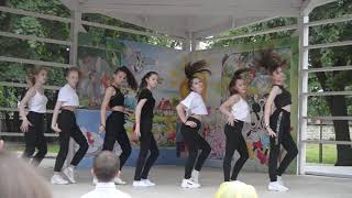 Видео Выступление Импульс на День детей (Унгены) от Impuls dance Fratii Ciobu, улица Националэ, Унгены, Молдавия