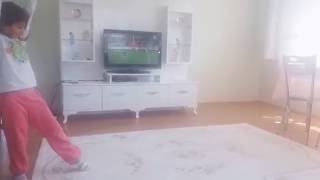 Parande Takla Atan Küçük Kız