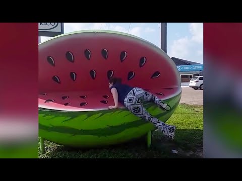 Play this video TRY NOT TO LAUGH WATCHING FUNNY FAILS VIDEOS 2022 193