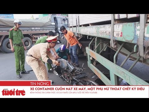 Xe container cuốn nát xe máy, một phụ nữ thoát chết kỳ diệu