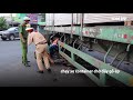 Xe container cuốn nát xe máy một phụ nữ thoát chết kỳ diệu