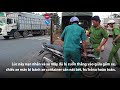 Xe container cuốn nát xe máy một phụ nữ thoát chết kỳ diệu