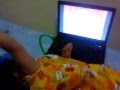 Shayna nonton shayna di laptop