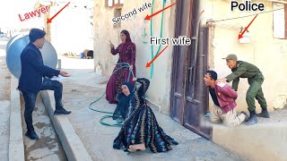 Akbarı Hapisten Çıkarmak Için Avukatın Varlığı Ve Ikinci Eşinin Avukatın Varlığına Öfkesi