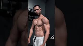 This dudes muscles are CRAZY!!!