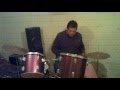 Arturo Milla tocando bateria