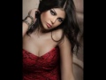 فنانات عربيات و أجنبيات يرتدين أحلى الفساتين الحمراء