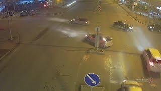 Видео Ребенок и двое взрослых попали в больницу после ДТП в центре Волгограда от Высота 102, улица Рокоссовского, Волгоград, Россия