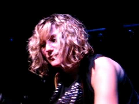 Jennifer Nettles says hi to her fans in Holland