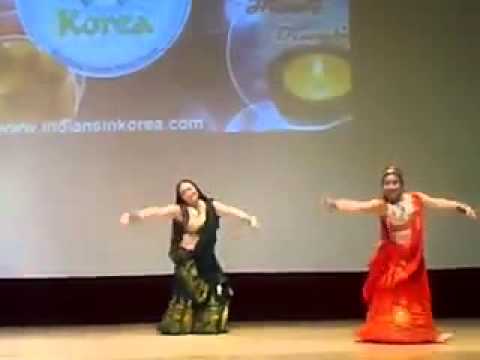 Korean Group dancing on Mera Mahi bada sona hain