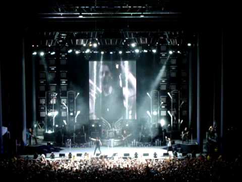 The Gorge Amphitheater. Live from the Gorge Amphitheater 2009 Nickelback with an AC/DC cover of Highway to Hell.