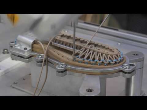 KEEN『UNEEK』編み込み専用ロボット「UNEEKBOT」