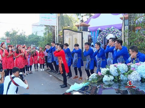 Chú Rể & đội bưng quả vượt qua mọi khó khăn để vào được Nhà Gái xin rước dâu ...