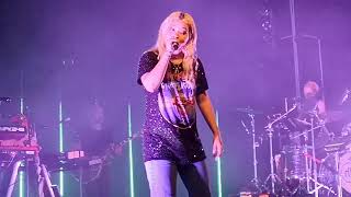 Hayley Kiyoko - Cliffs edge