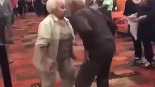 Yaşlı kadın ve dede öyle bir dans ediyorlar ki sanki s*x