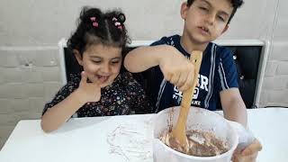 Azra Ile Emir Islak Kek Yaptı.kids Made Wet Cake.صنع الأطفال كعكة مبللةДети Сделали Мокрый Торт
