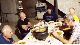 Živa Istina. U Drvaru Ne Možeš Ostati Ni Gladan, Ni Žedan, Ni Na Ulici Da Prespavaš?
