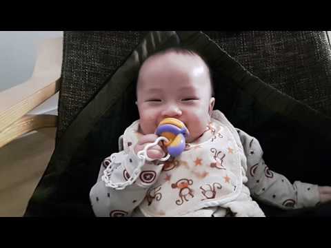 Bé 5m15d tự ăn chủ động cùng túi nhai chống hóc