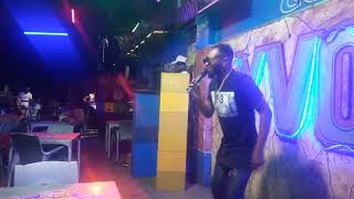 Prestation De Dj Ngubu Kabalo Tamtam Dafrique À Yvonne Bar