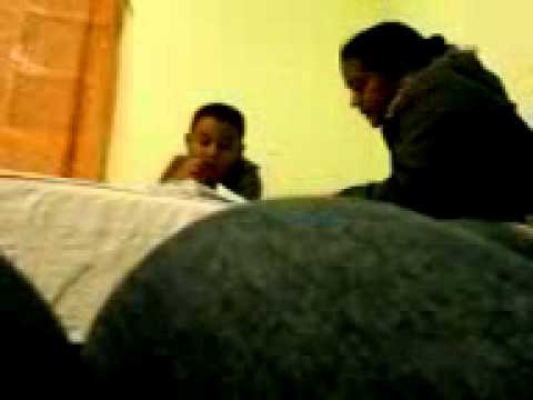mãe ensinando o filho de sete anos a fazer a lição de casa :)