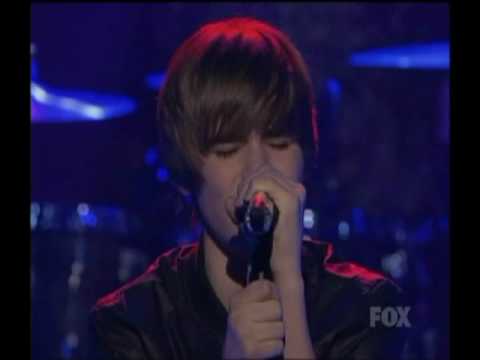 justin bieber u smile. Justin Bieber sings on