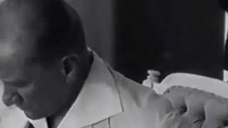 Atatürk sigara içiyor
