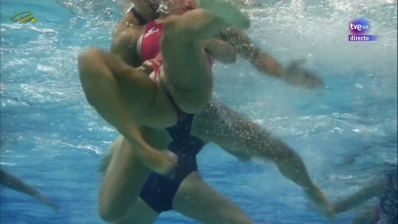 Фото студентки нырнувшей в бассейн и оголившей свои сиськи