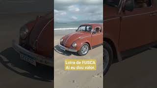 Loira Peando De Fusca Na Praia