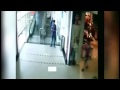 Mujer muere aplastada por carro de supermercado (Se recomienda discreción)