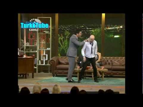 Beyaz Show - Atalay Demirci Yanlış Yere Oturunca Beyazıt Lafı Çaktı Çık Lan Burdan :) 29.03.2013