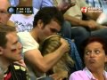 Mulher gulosa na arquibancada do jogo de volei