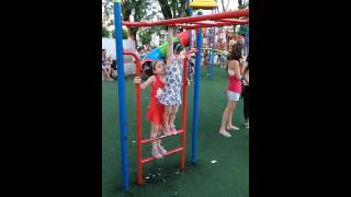 Las niñas jugando en la plaza verano 2016