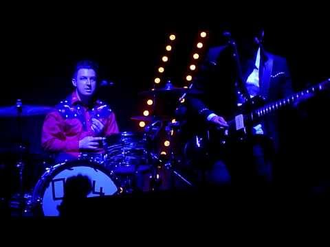 Песня arctic monkeys old yellow bricks скачать