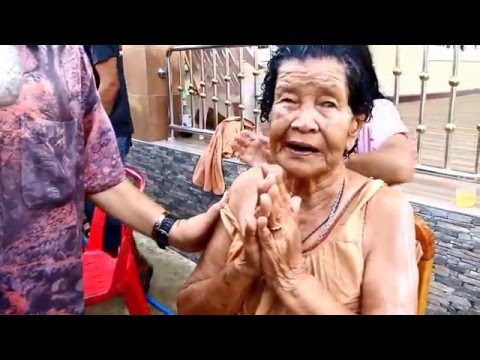แม่พร.ให้พรลูกๆหลานๆเหลนๆวันสงกรานต์14-04-2559/Songkran in Suphanburi