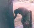 luisao. bañandose en la estacion de servicio